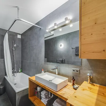 Apartment In The Heart Of Crans, Fireplace And Parking *